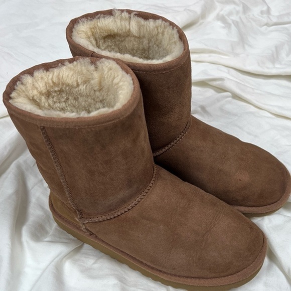 UGG Other - UGG CLASSIC II Size 5y